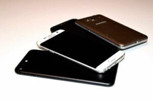 Plaga telefoniczno-internetowa, czyli czy pracownik może korzystać z prywatnego telefonu w czasie pracy?
